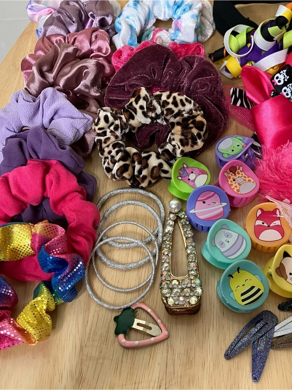 Huge bundle of girls hair bows and clips